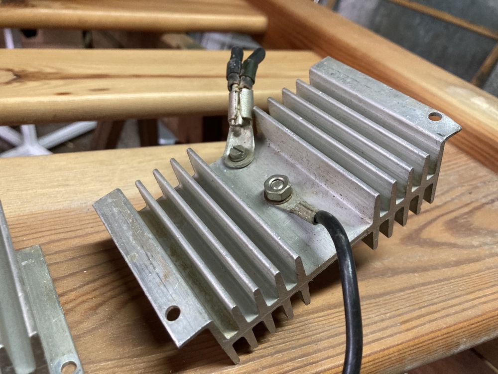 Diody prostownicze D-32-30-05 na radiatorach