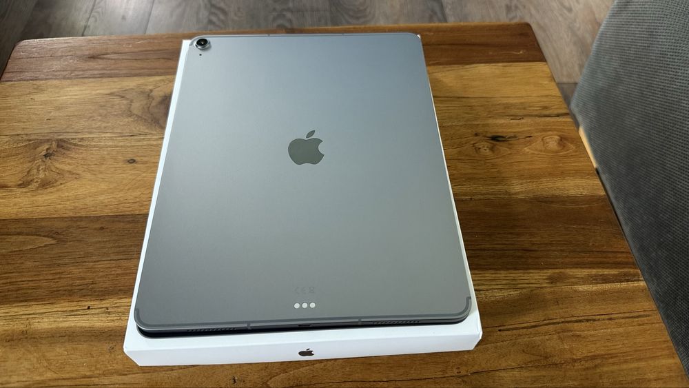 Tablet / Apple iPad Air 13 Wi-Fi Cellular 128GB Space Gray jak nowy.