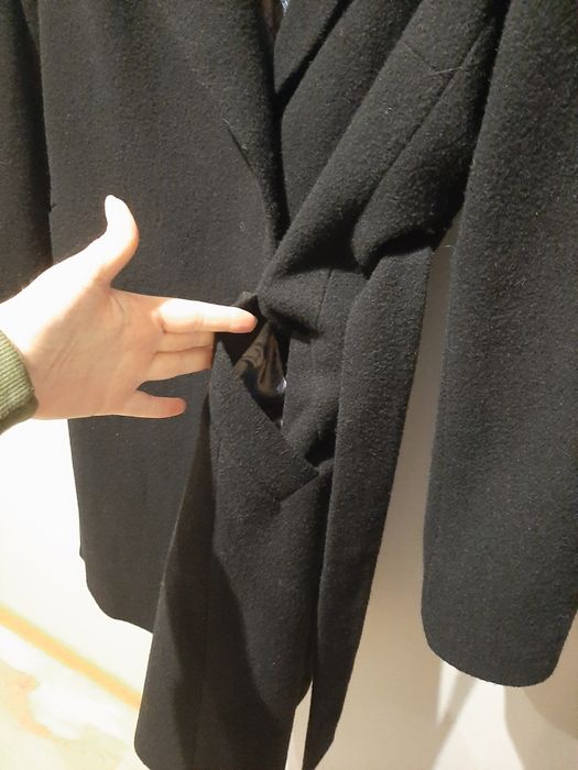 Klasyczny wełniany czarny płaszcz z paskiem