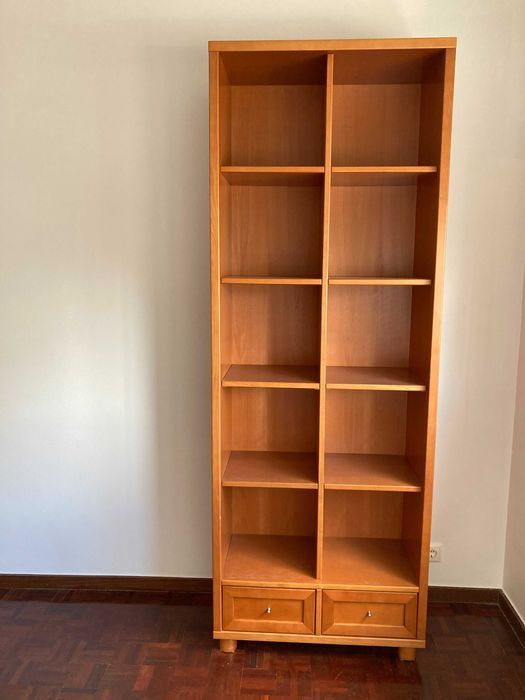 Estante alta em cerejeira