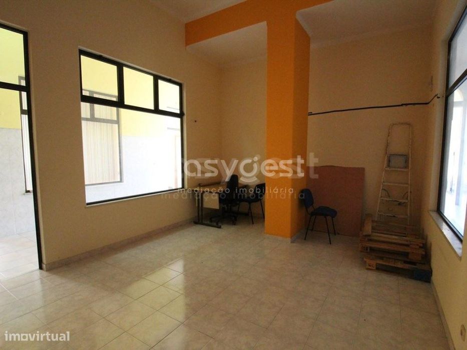 Loja inserida num Centro Comercial com 24 m2, em Ferragudo