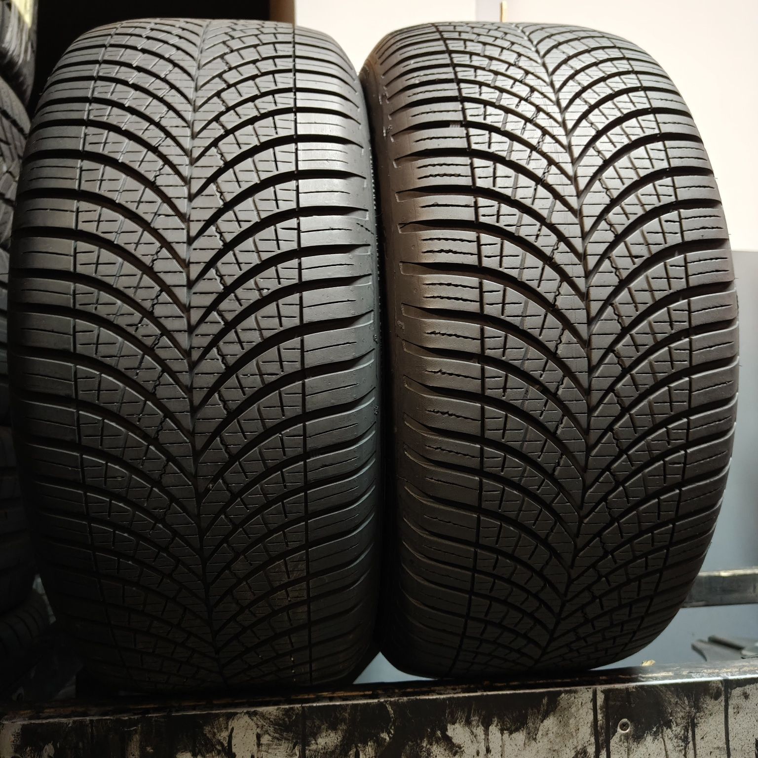 245/45/17 XL Sprzedam parę opon całorocznych Goodyear