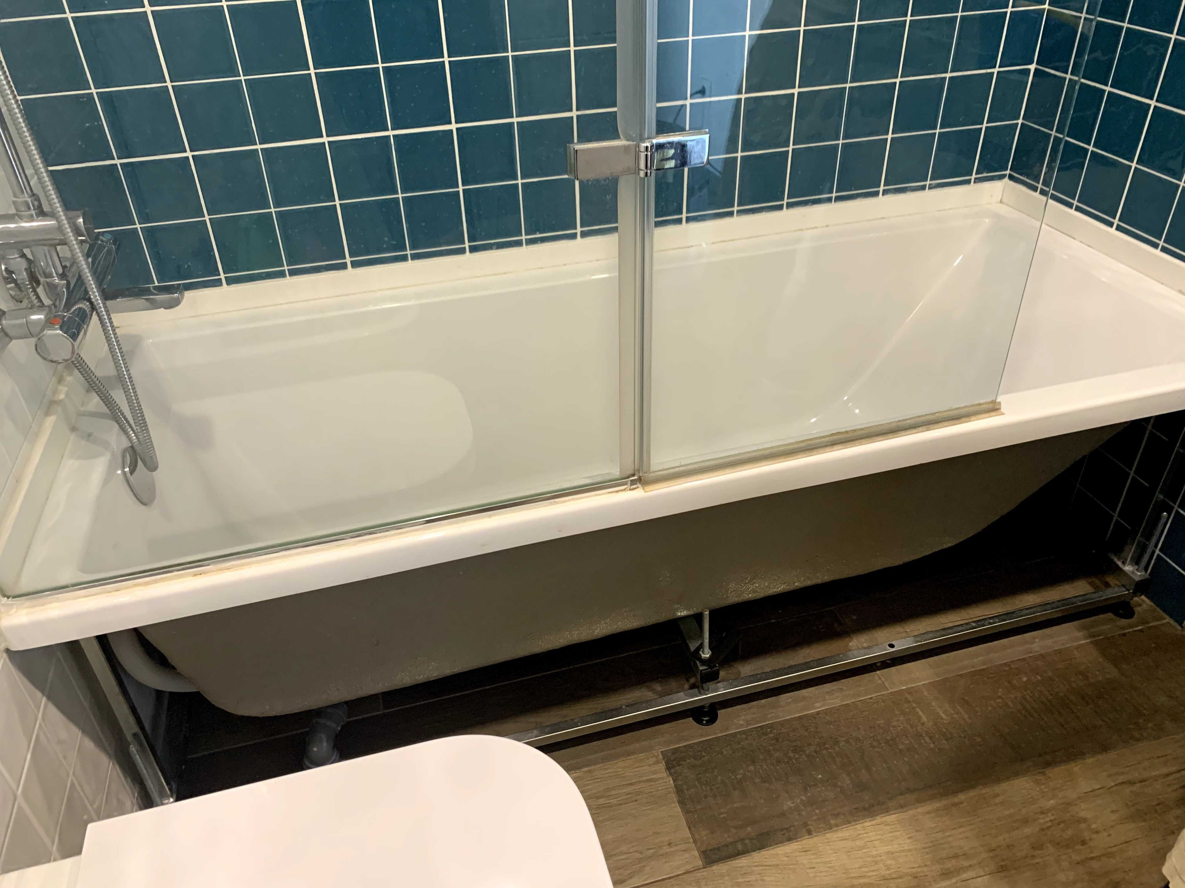 Banheira sanitana com estrutura e resguardo em vidro