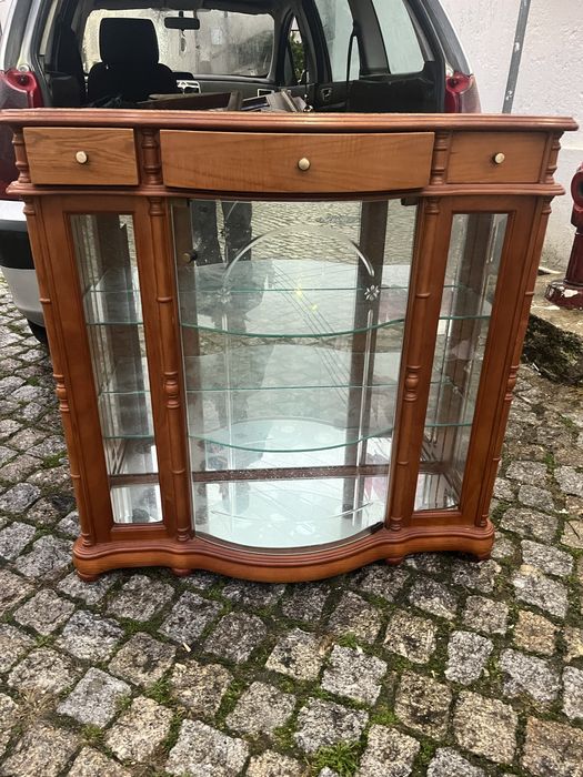 Cristaleira em madeira movel estimado