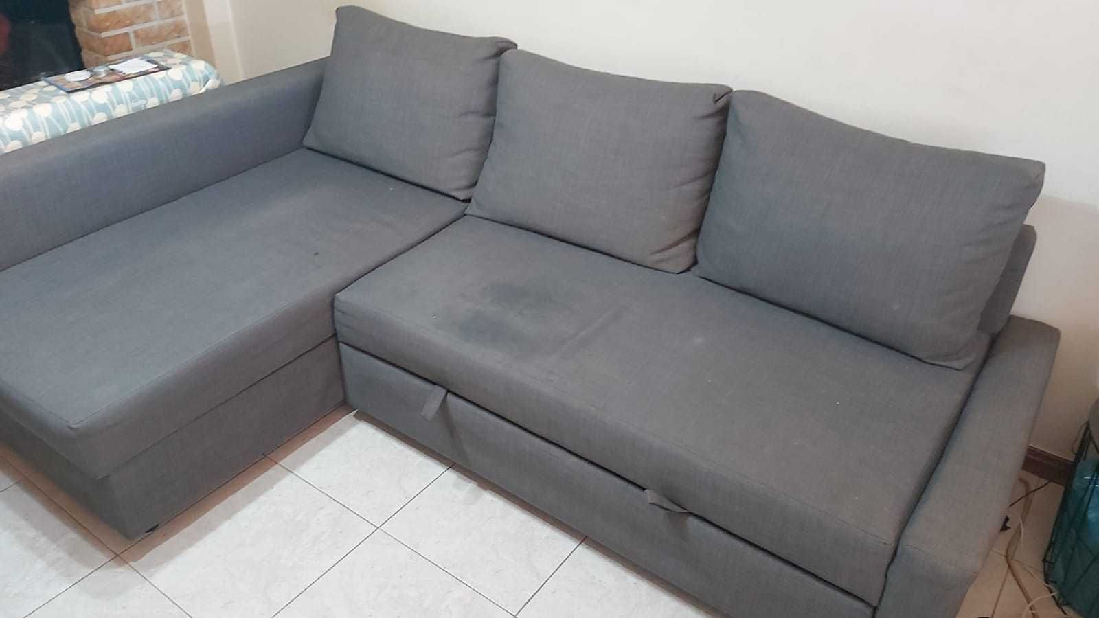 sofá confortável com espaço de arrumação