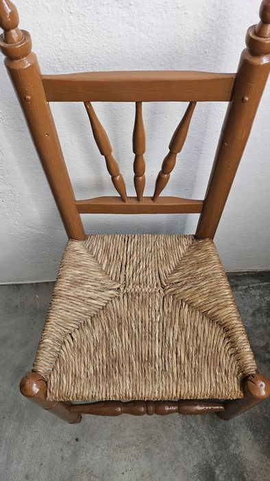 2 Cadeiras de madeira com tampo de palha.  Em muito bom estado.