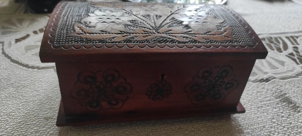 Drewniana skrzynka ozdobna