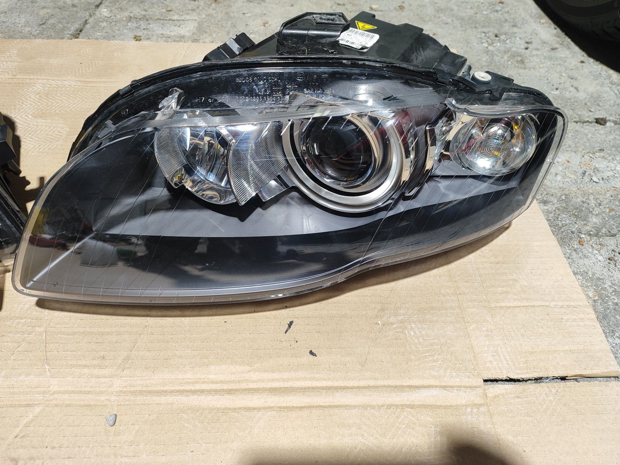 Lampy przednie Bi-xenon Audi A4 b7 po kompletnej regeneracji.