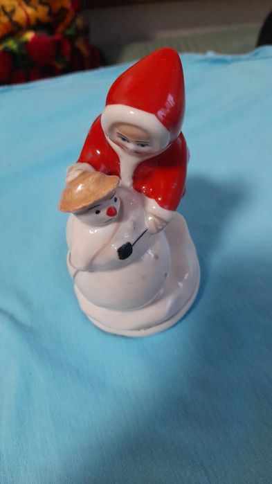 Дівчинка зі сніговиком (лепит снеговика) порцеляна часів СРСР