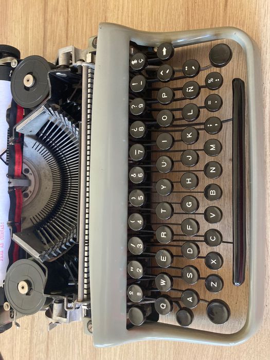 Máquina de escrever  **  Olivetti