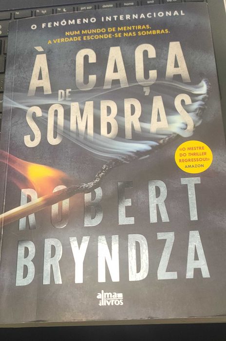 Livro À caça de sombras de Robert Bryndza