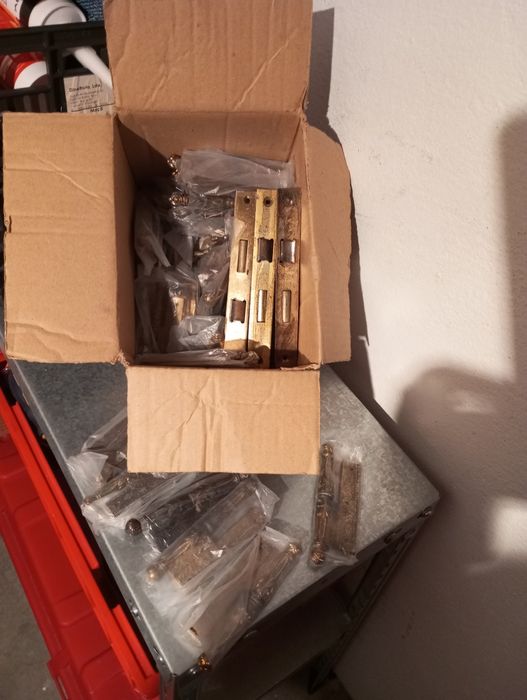 Puxadores e dobradiças - 20 euros TUDO em Beja