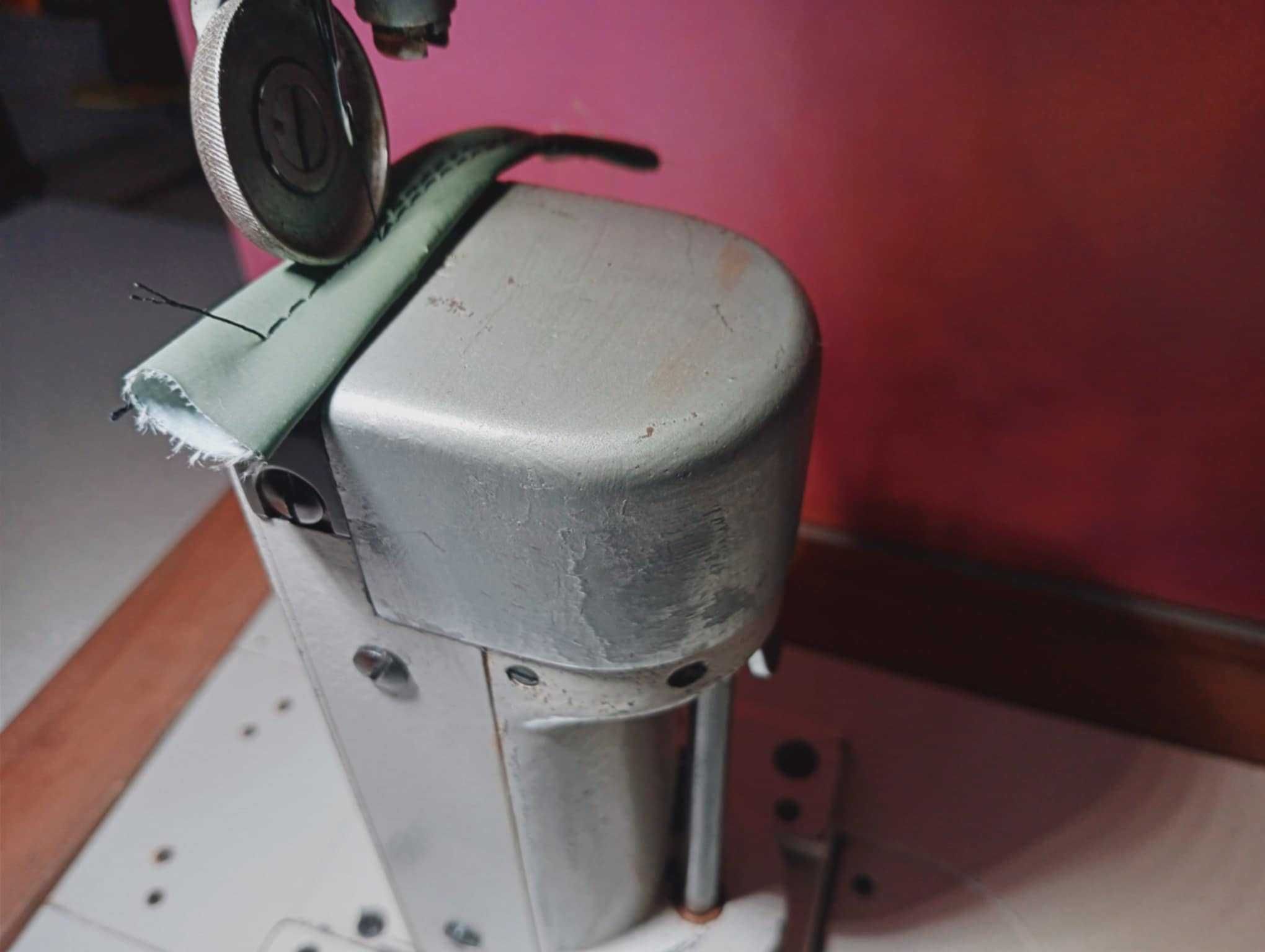 Máquina de Costura industrial para tecidos grossos / peles/motor novo