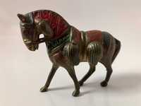 Figurka konia, mosiądz + emalia. Stara miniatura wysokość 7,5 cm.