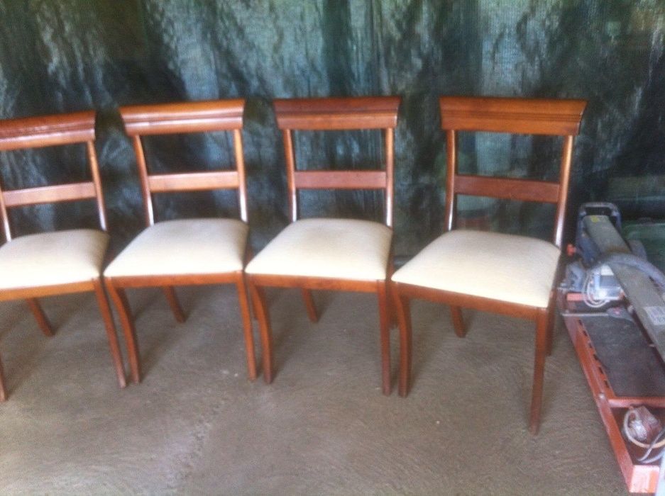 Mesa e 6 cadeiras de madeira maciça