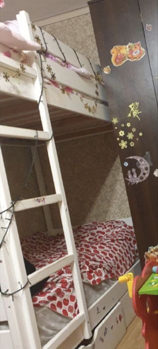 Двоярусне ліжко дерево з матрасами білого кольору