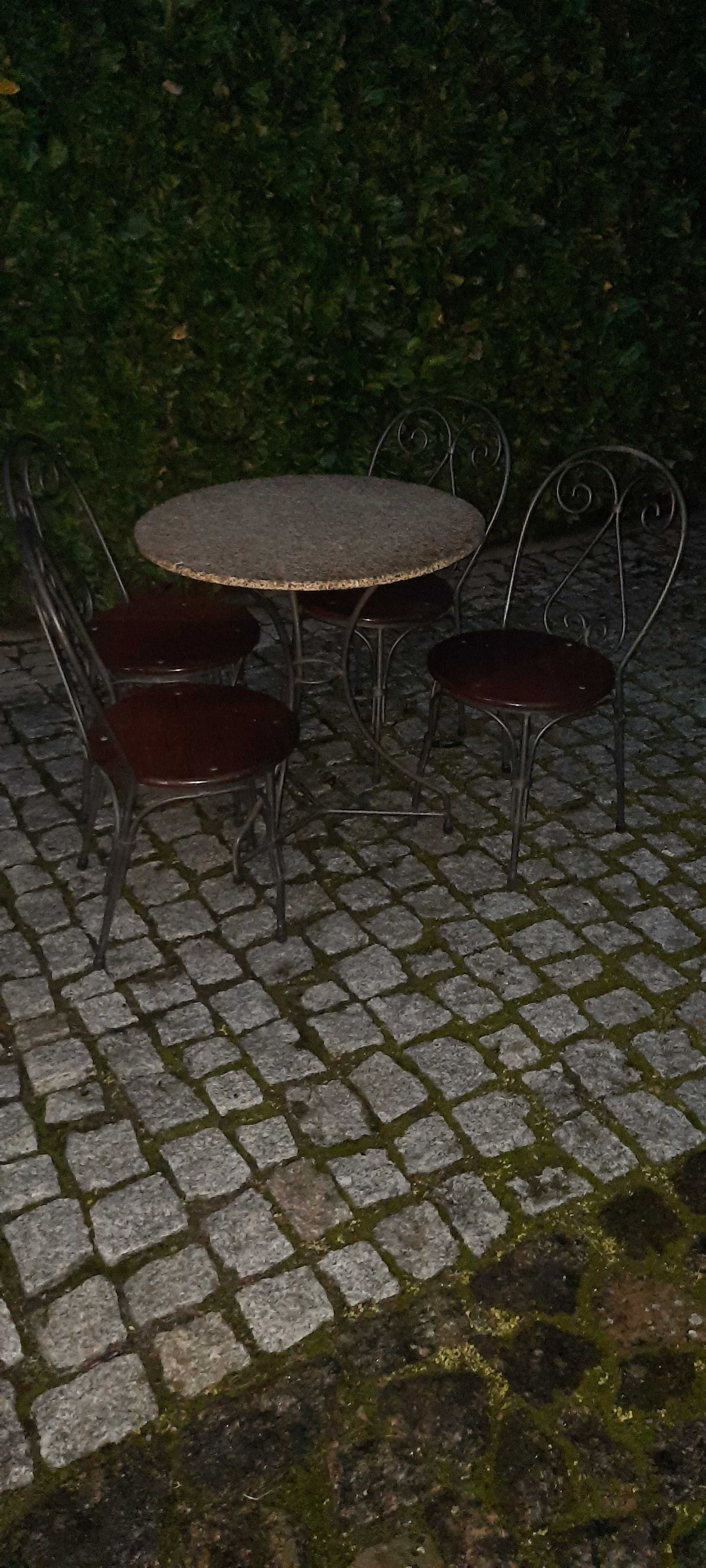 Conjunto Mesa e Cadeiras de Jardim