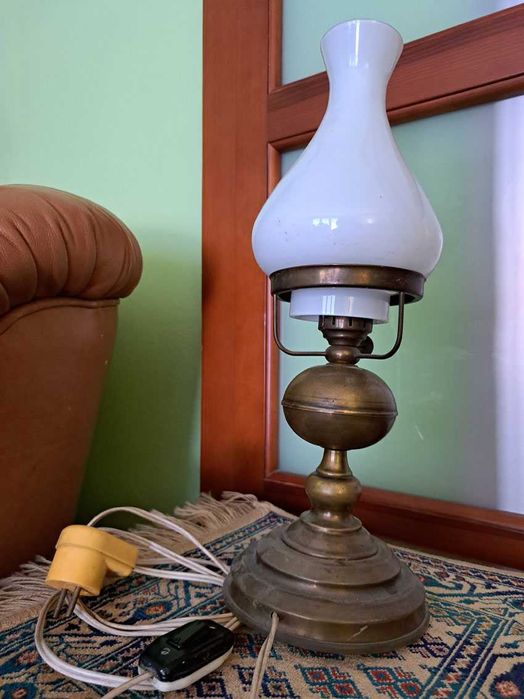 Piękna, stara lampa naftowa przerobiona na lampkę nocną