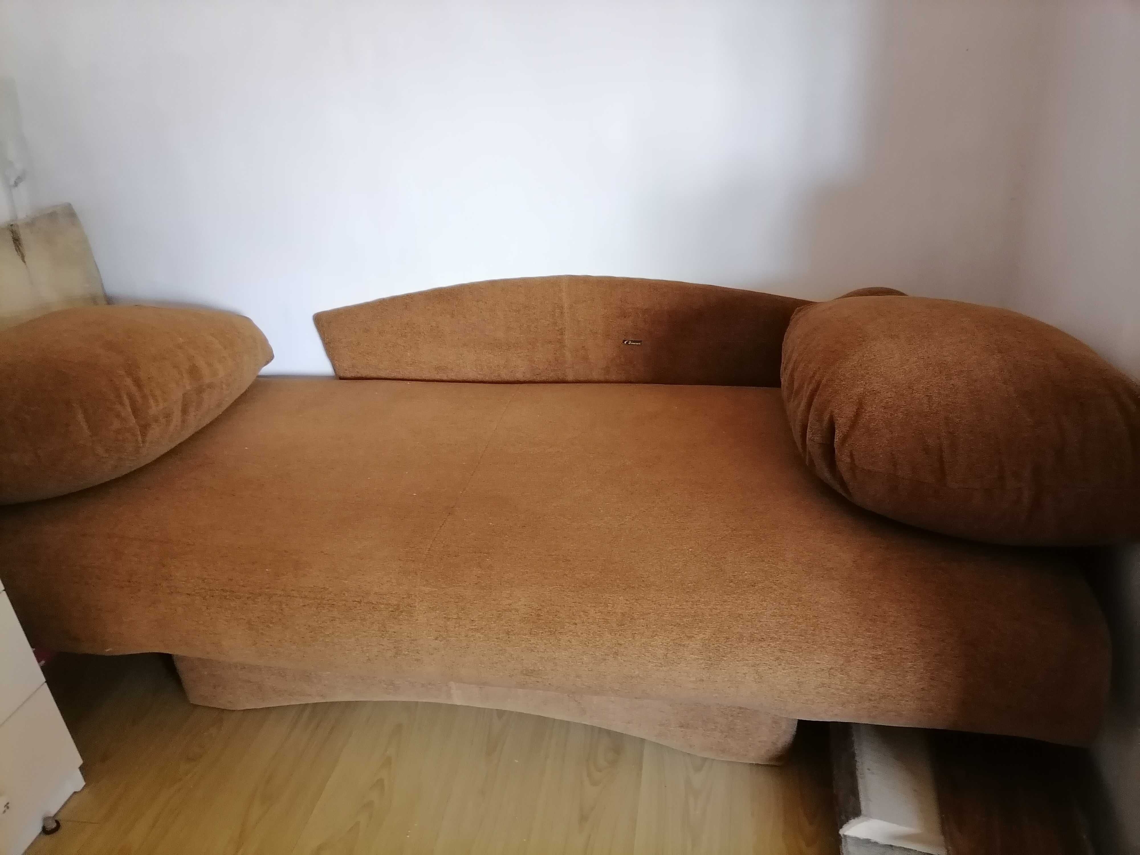 Продам диван (гостиная или дача).