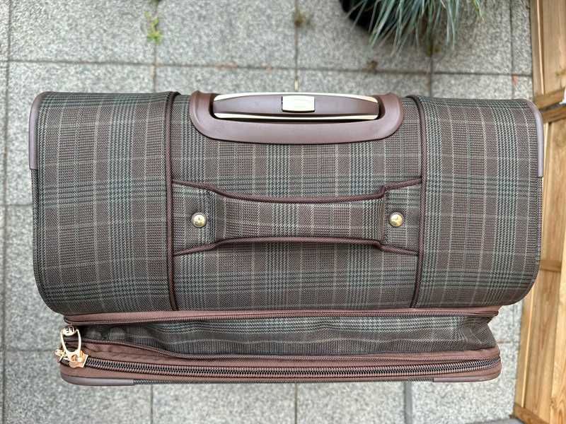 Duża walizka (wysokość 70cm) w stanie idealnym London Fog