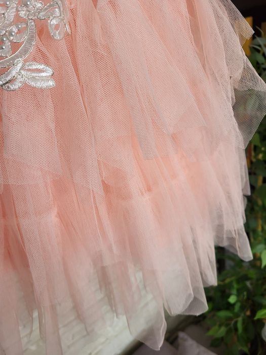 Elegancka sukienka bialo-brzoskwiniowa dla dziewczynki