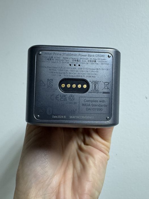 Павербанк Anker Prime 27650mAh (250W) з зарядною базою на 100W.