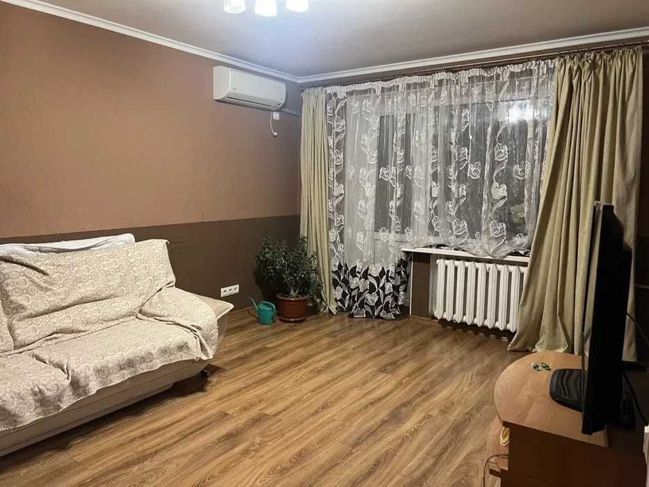 Продається  4х кімнатна квартира в районі Половки.