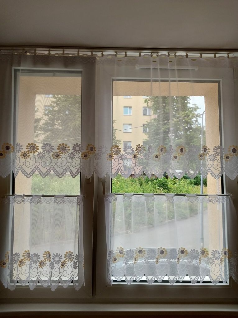 Okna z demontażu biale podwojne i parapety białe