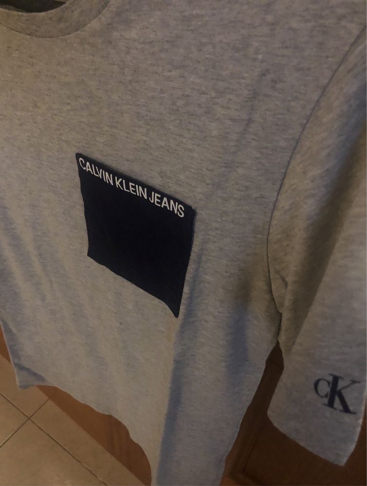 T-shirt calvin klein tam 12/14 anos