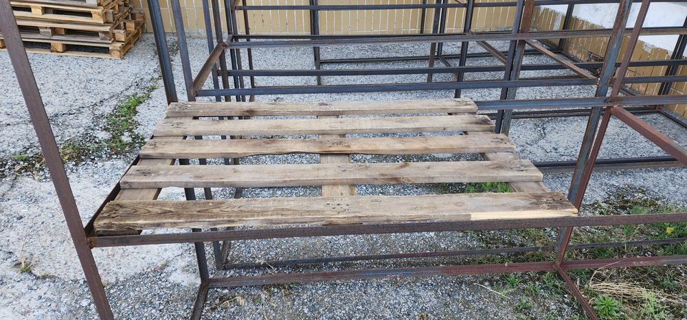 Продаються стелажі