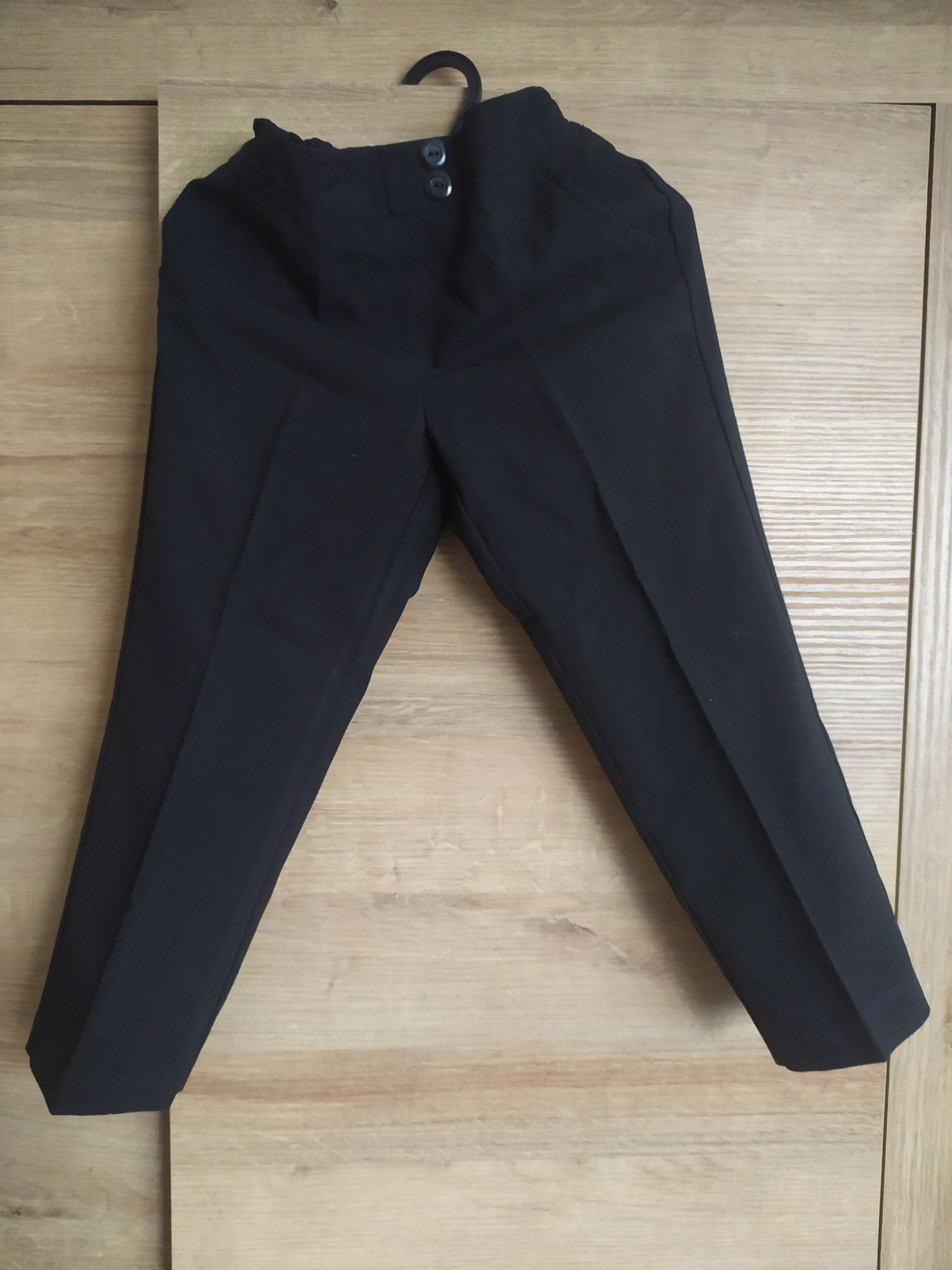Czarne spodnie w kant r. 98/ 104 George
