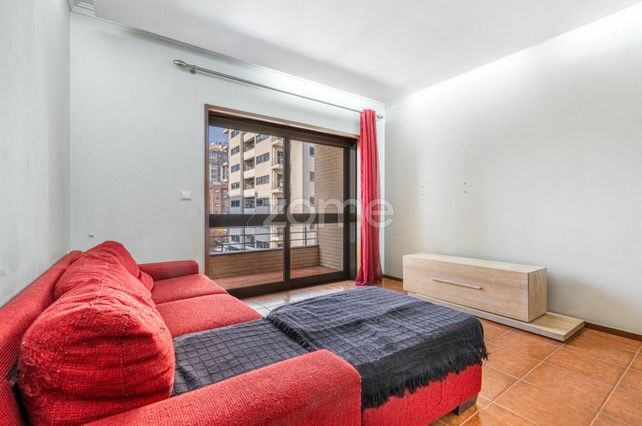 sofa vermelho em boas confiçoes