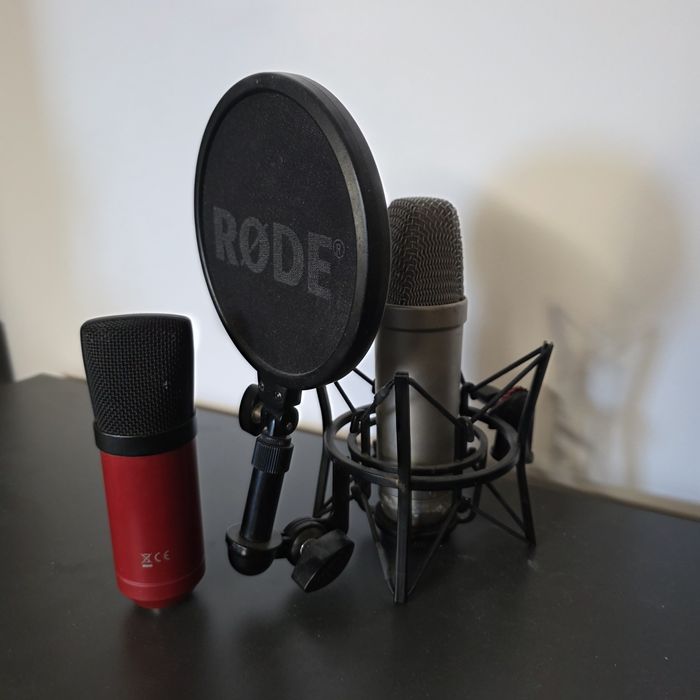 Dwa mikrofony RODE NT1, SCARLET CM25