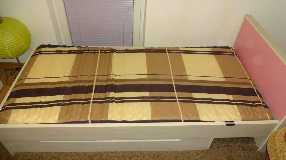 Łóżko z materacem 90 x 200 i skrzynią