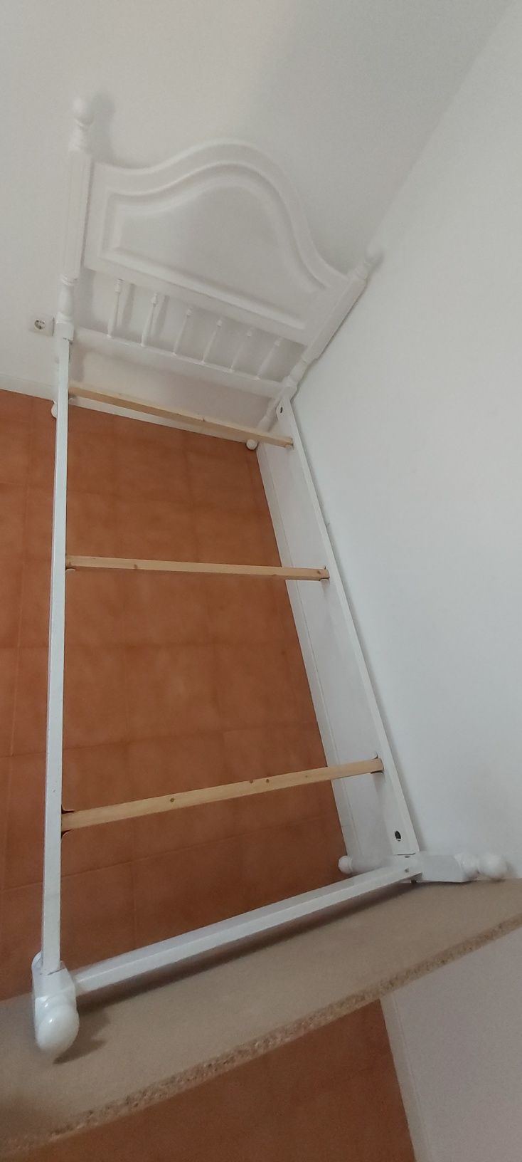 Cama de solteiro com estrado