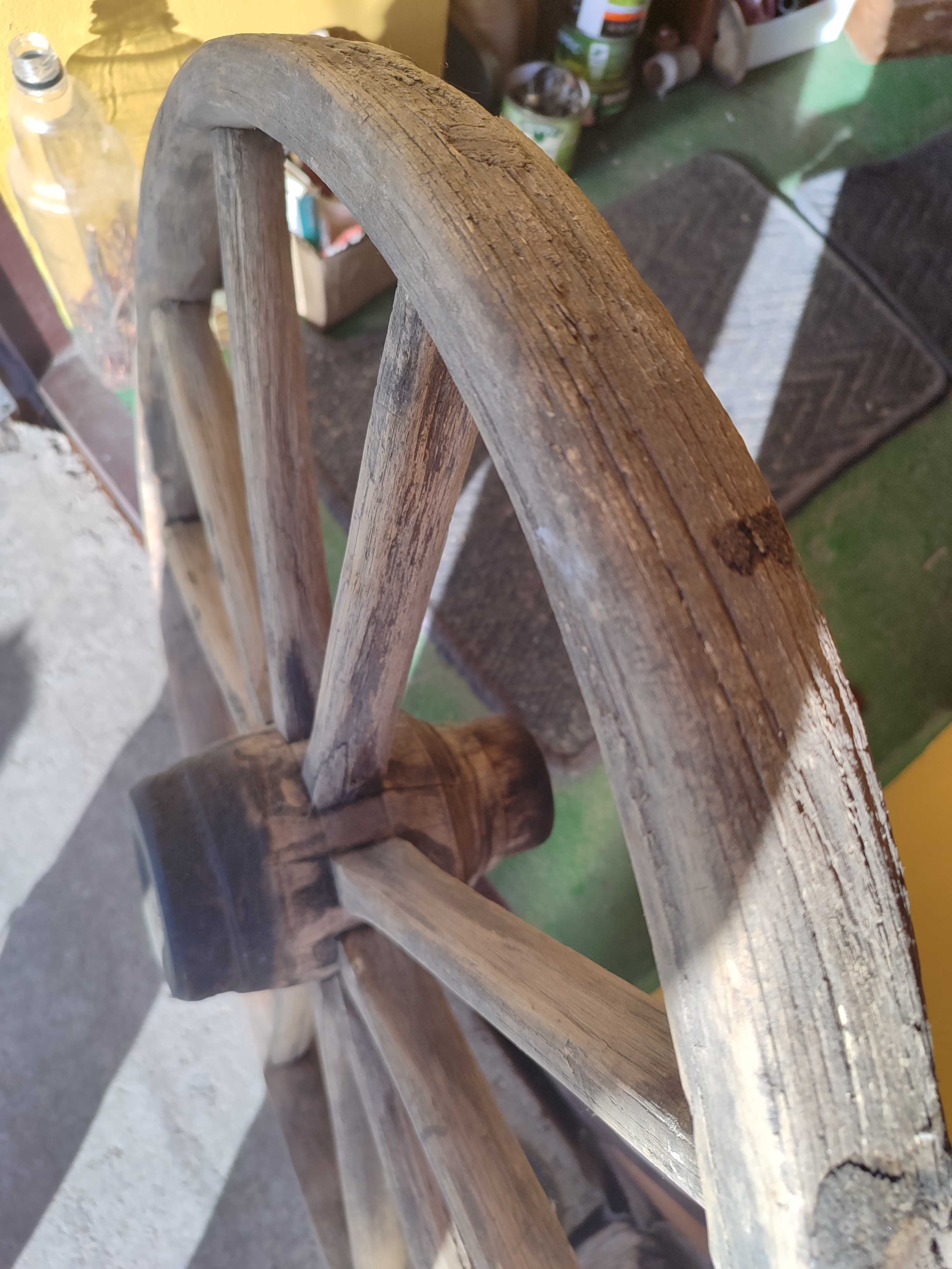 Колесо старинне дерев'яне з воза