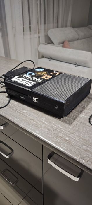 Konsola Xbox one S, ładowarka + 2 pady + kabel hdmi