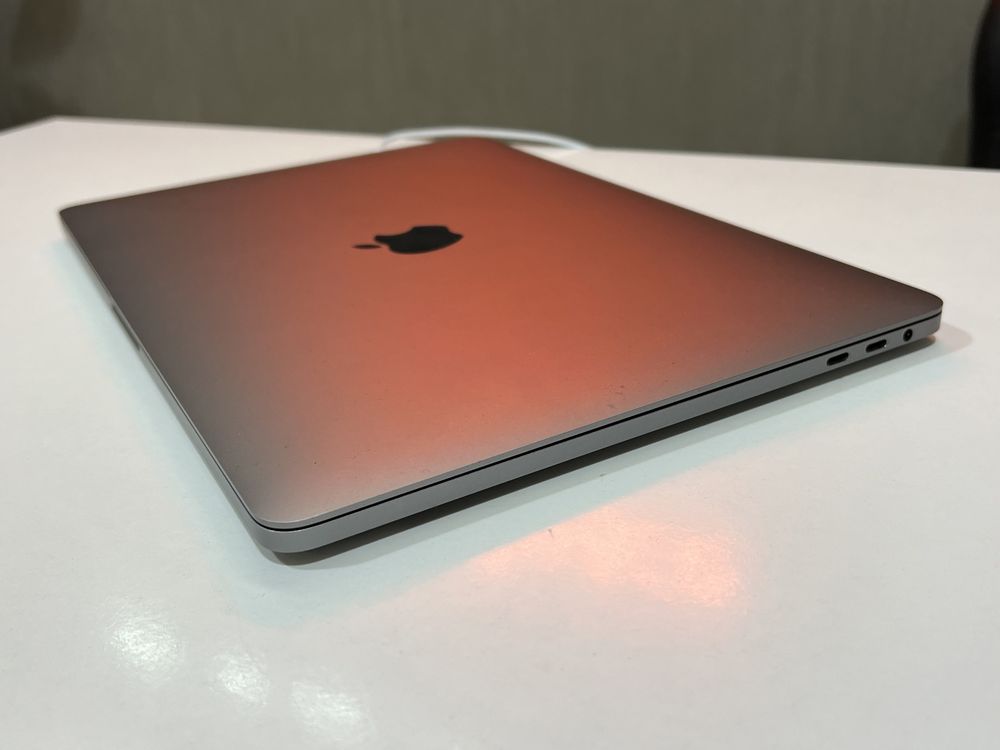 MacBook Pro 13” 2018 i5 16gb ram 512 ssd