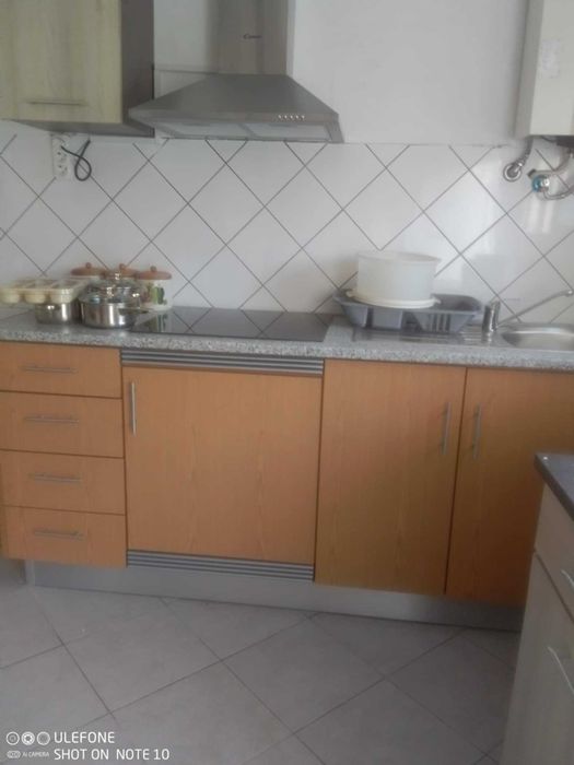 Aluga-se pequena moradia a estudantes