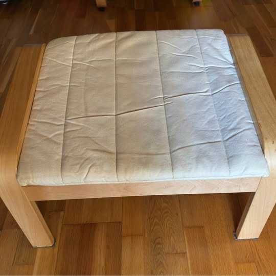 Repousa-Pés Ikea, modelo Poang