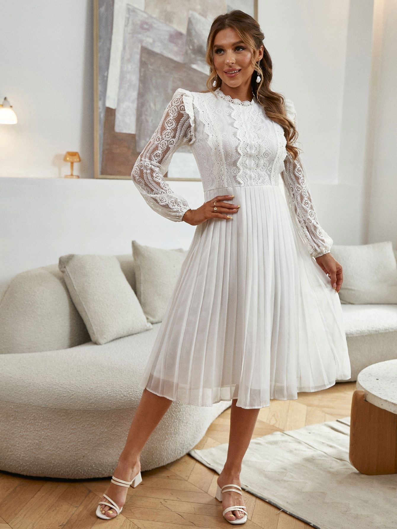 Sukienka plisowana z koronkową górą biała midi ze stójką L 40