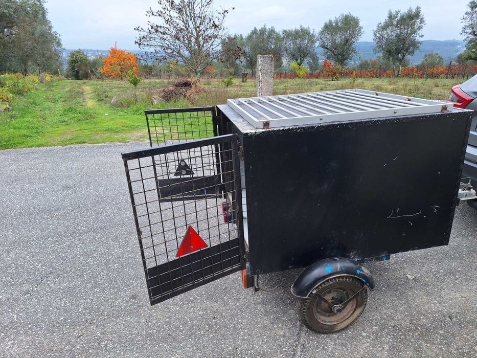 Reboque para transportar cães de caça.