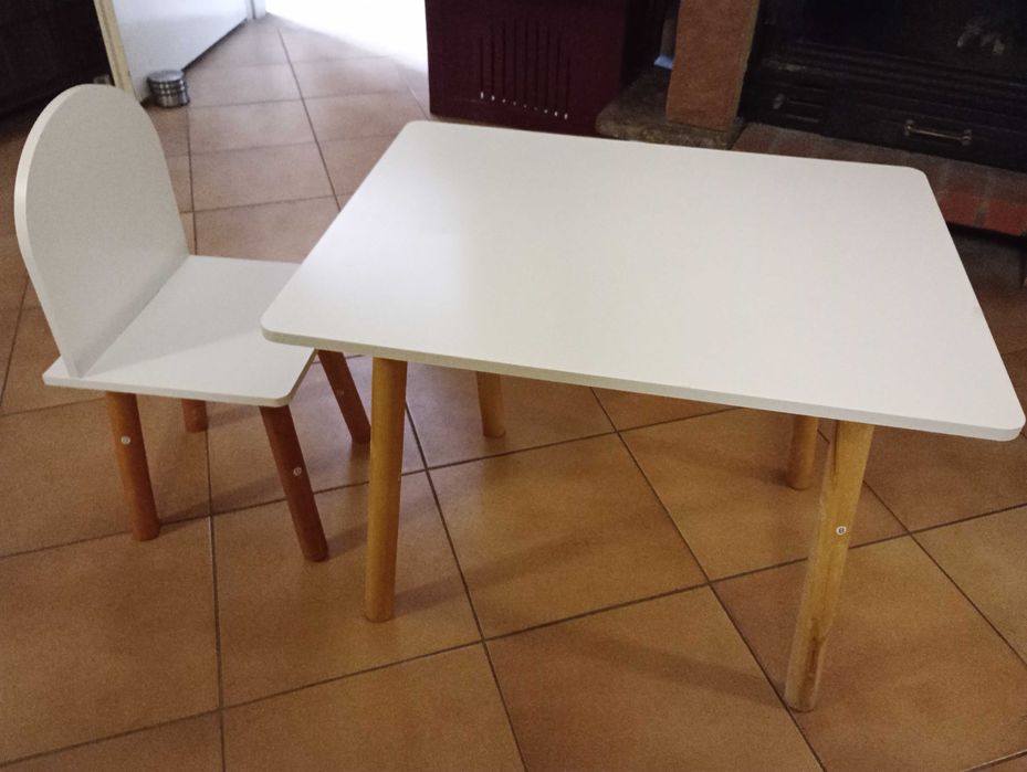 Drewniany stolik i krzesło dla dziecka