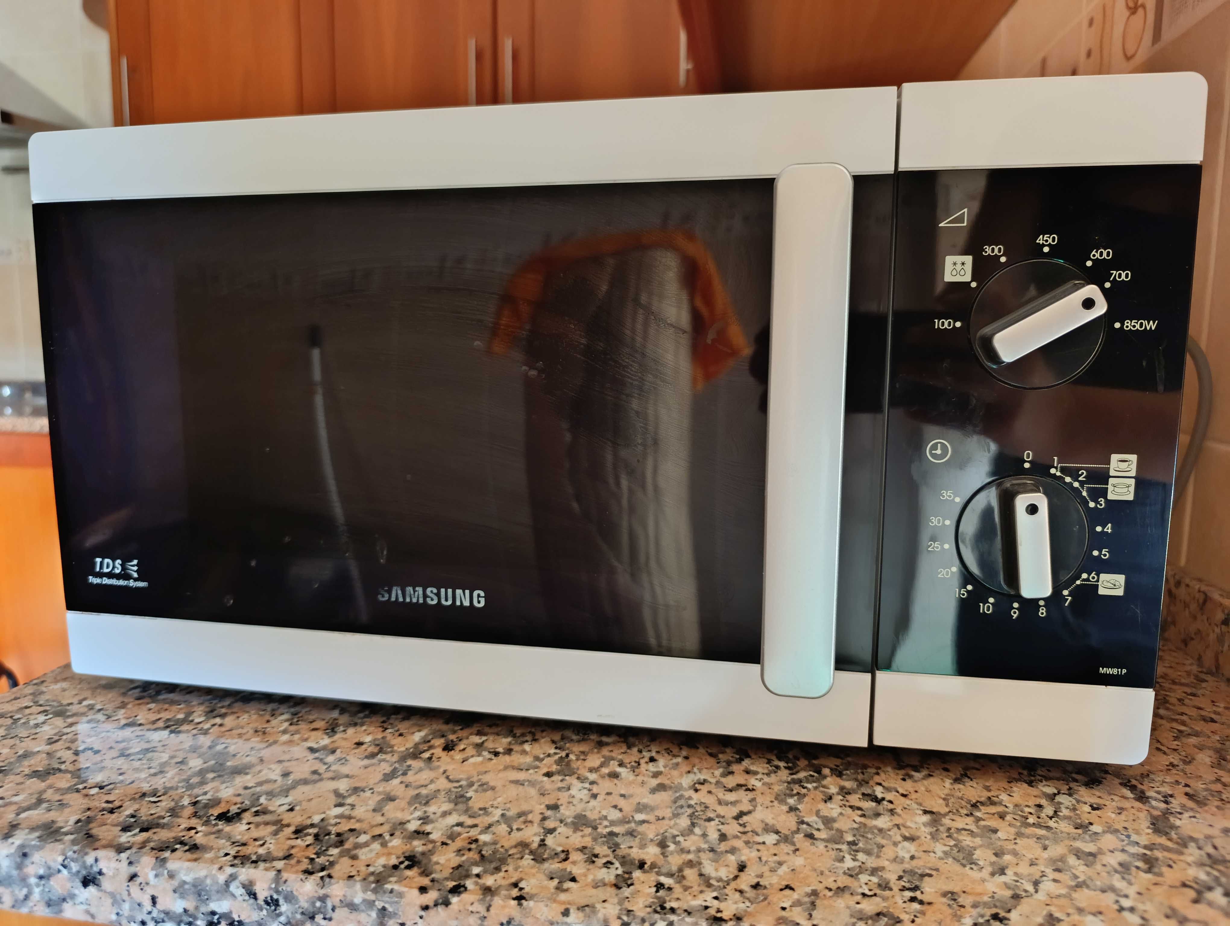 Microondas a funcionar SAMSUNG