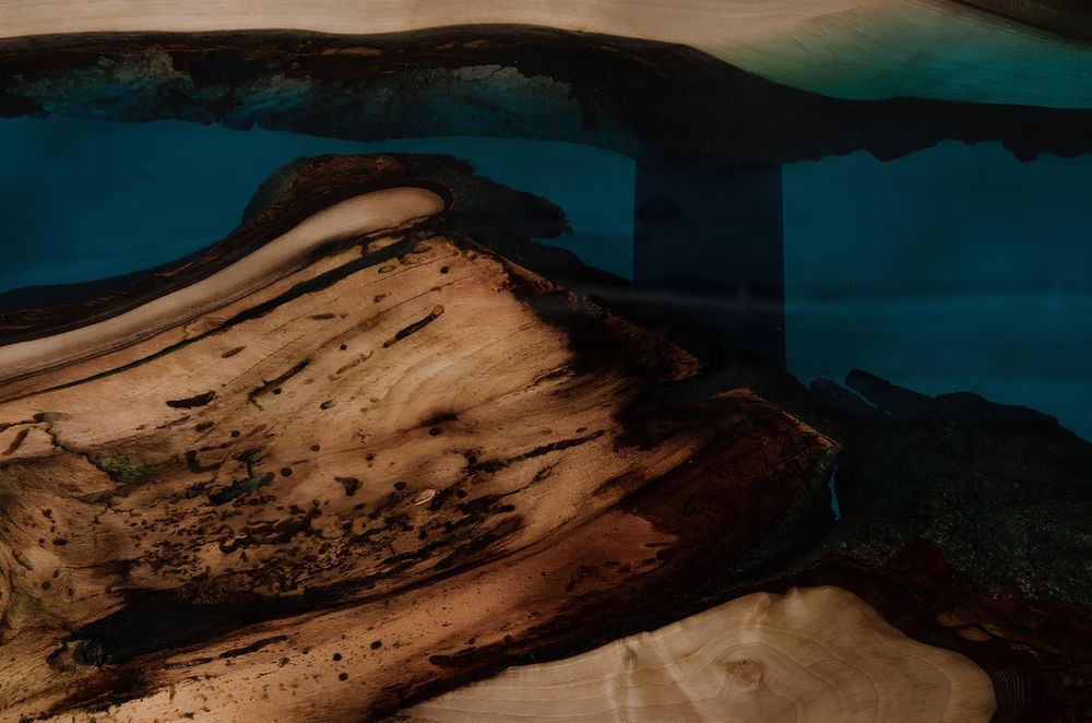 Stolik kawowy ława z orzecha i żywicy