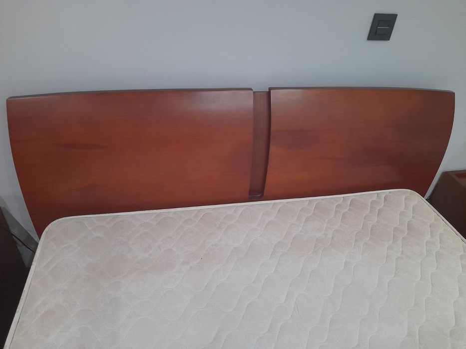 Cama de casal com oferta de estrado