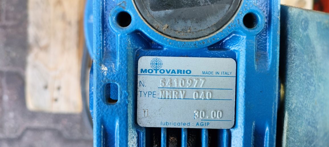Silnik elektryczny z wariatorem oraz przekładnią