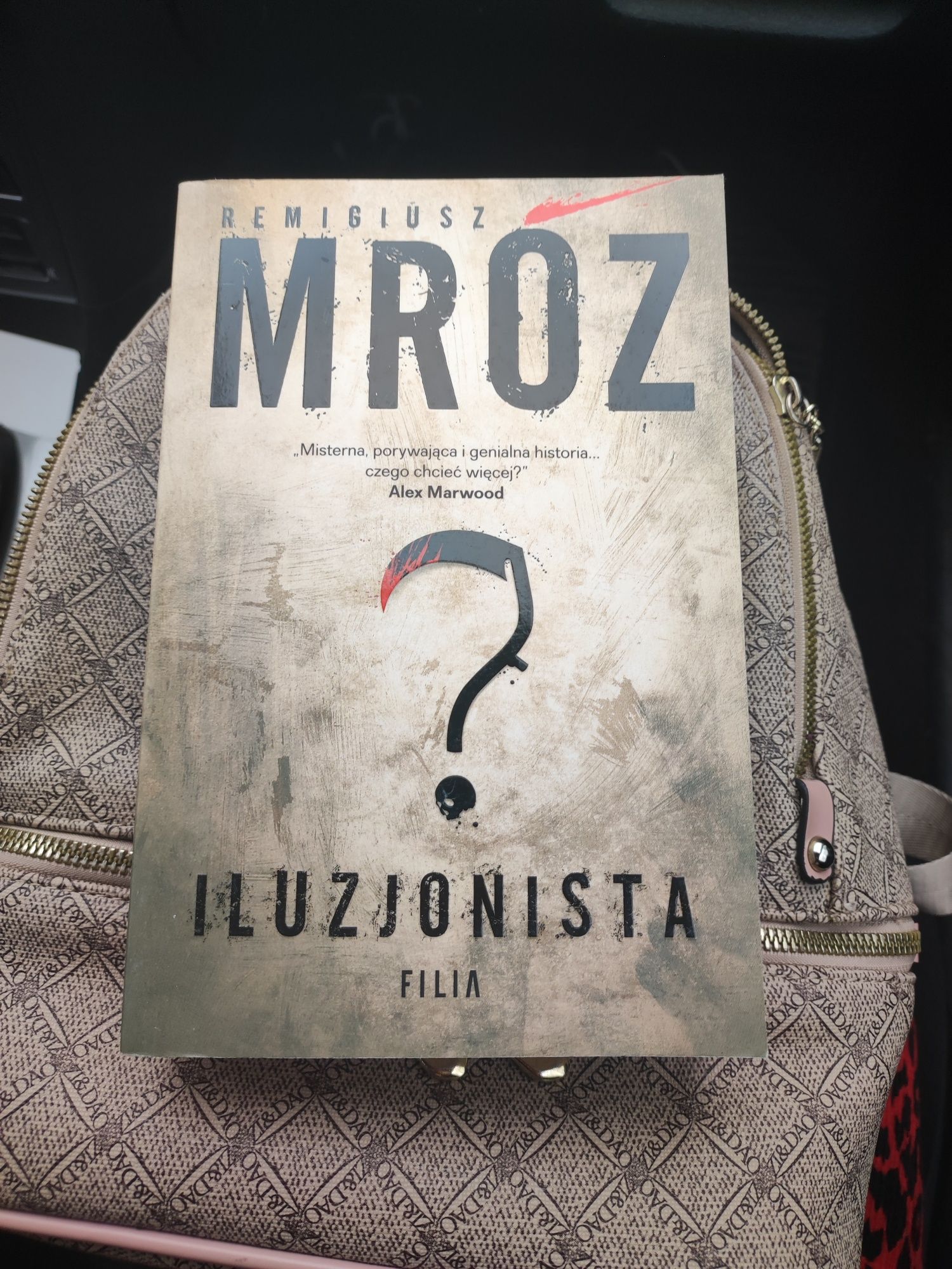 Książka "Iluzjonista" R. Mróz