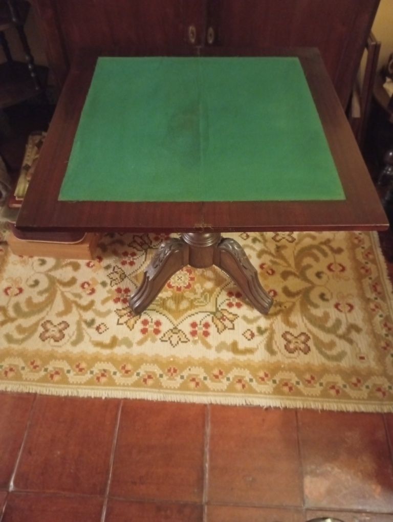 Mesa de jogo com pé de galo