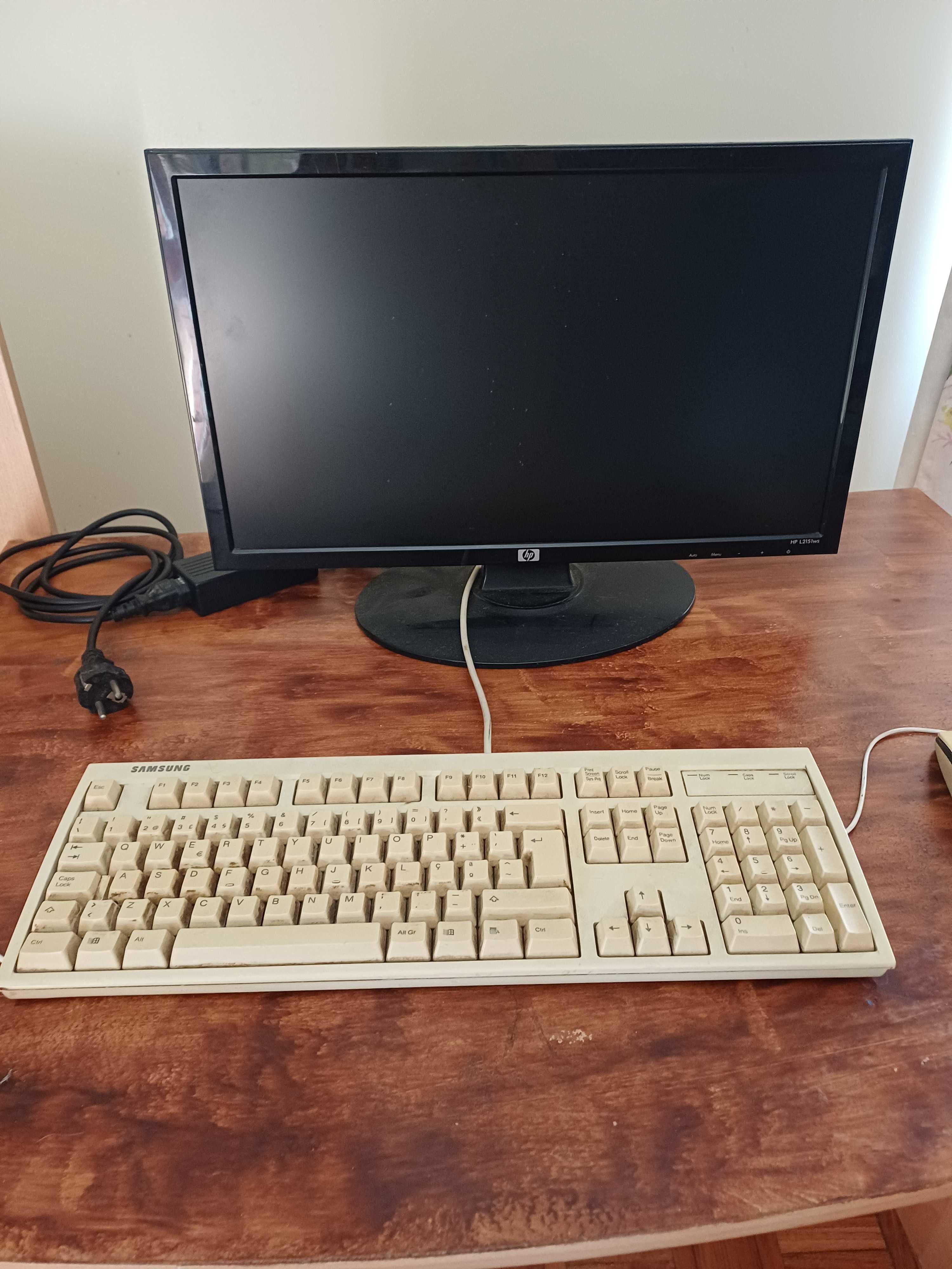 Secretária+monitor+computador+teclado